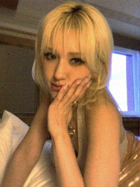 somiddoma's tweet photo. Mid-mouse session, boredom struck, and I snapped a pic with whatever was on hand. Quite a low quality, but the woman in it is high quality. Imperfections make it unique! https://t.co/RC7HeqnBsh