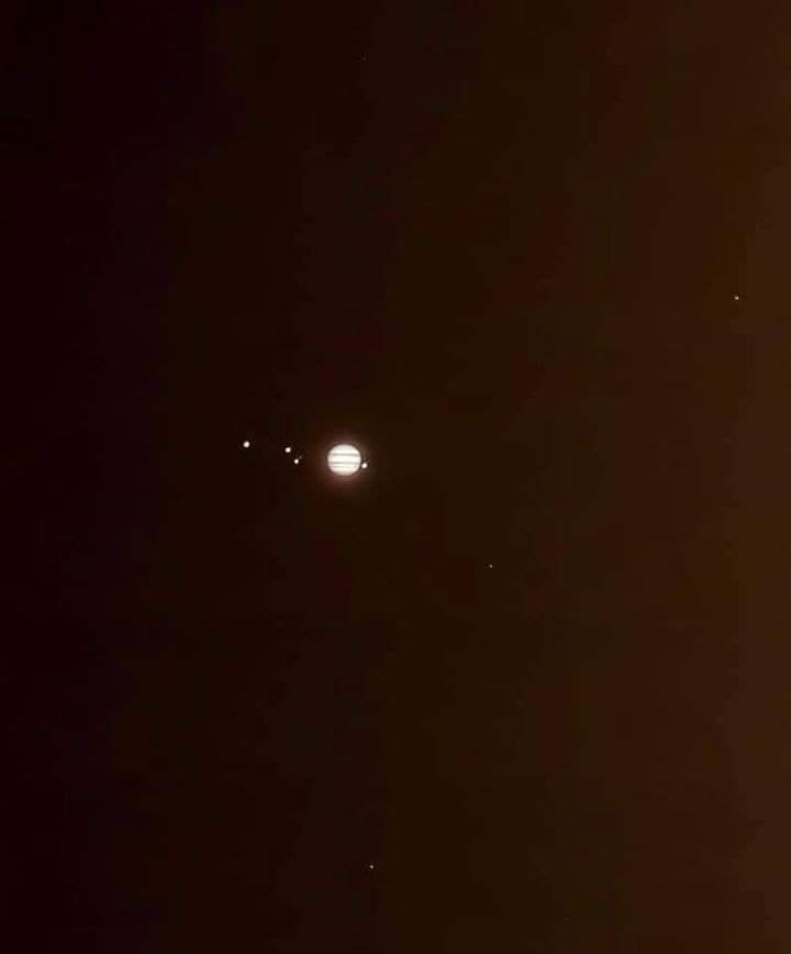 Jupiter and its 4 largest moons are glowing in the night sky.

📸 Luis Argerich