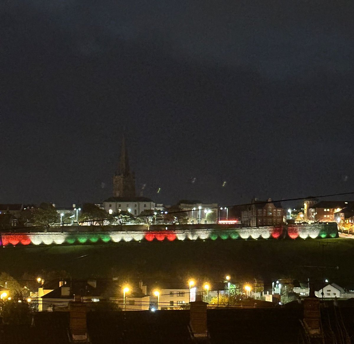 I love Ireland 🇮🇪 

Derry’s Walls lit up tonight for Palestine 🇵🇸