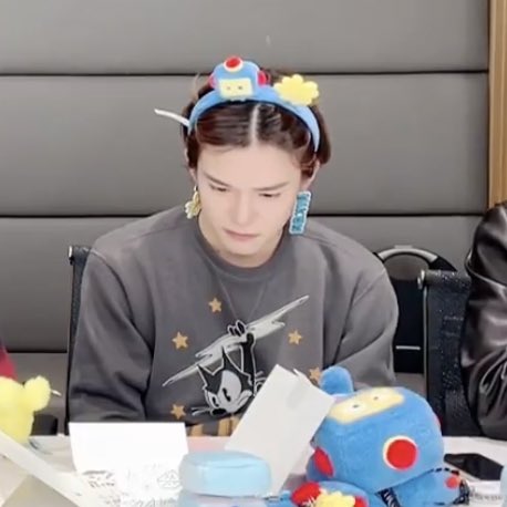 hamadafeed's tweet photo. he really put on everything there is to wear he’s so cute https://t.co/WuFlxXcUmD