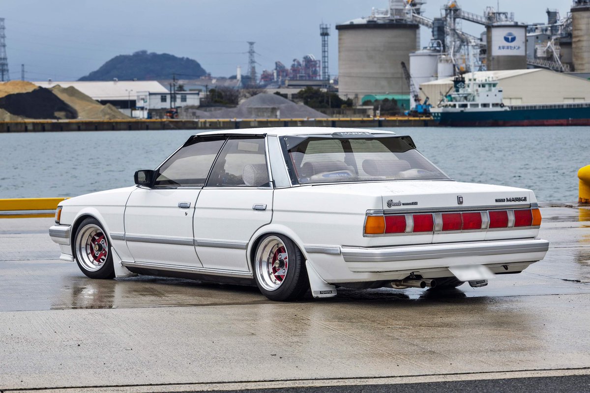 superstarwheel's tweet photo. 雑誌「昭和旧車カスタムグラフティ vol.2」に弊社創立当時のホイールを装着したGX71マーク2が掲載。
本誌はプラモデル雑誌でメジャーな「ホビージャパン」さん監修との事。
昭和世代を知らない方にも刺さる時代感のデザインか堪りませんね。
#gx71 #マーク2 #ss07 #旧車 #旧車カスタム #絶版ホイール https://t.co/BmEN3alnFa