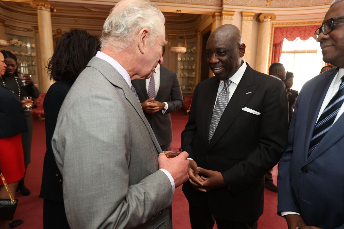 AkereMuna's tweet photo. Londres, Royaume-Uni - 27 octobre 2023 : Notre propre Camerounais Rene Awambeng a reçu le “Global Executive Leader Award” lors des “Powerlist Black Excellence Awards 2024” du Powerful Media. Le “Powerlist” célèbre les personnalités les plus influentes de Grande-Bretagne d'origine africaine, afro-américaine et africaine des Caraïbes. Le “Global Executive Leader Award” parrainé par le “London Stock Exchange Group” est décerné à un leader exceptionnel, basé en dehors du Royaume-Uni, qui a fait preuve d'une vision, d'innovation et d'influence exceptionnelles et qui a eu un impact transformateur sur son organisation. Le Roi Charles III a honoré la célébration du prix au palais de Buckingham. Que notre frère René continue à son envole et à honorer le pays, la profession, la famille et les amis. Le travail acharné paie et cela devrait inspirer plus d’un.