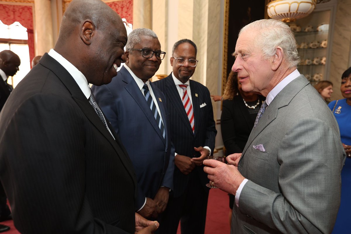 AkereMuna's tweet photo. Londres, Royaume-Uni - 27 octobre 2023 : Notre propre Camerounais Rene Awambeng a reçu le “Global Executive Leader Award” lors des “Powerlist Black Excellence Awards 2024” du Powerful Media. Le “Powerlist” célèbre les personnalités les plus influentes de Grande-Bretagne d'origine africaine, afro-américaine et africaine des Caraïbes. Le “Global Executive Leader Award” parrainé par le “London Stock Exchange Group” est décerné à un leader exceptionnel, basé en dehors du Royaume-Uni, qui a fait preuve d'une vision, d'innovation et d'influence exceptionnelles et qui a eu un impact transformateur sur son organisation. Le Roi Charles III a honoré la célébration du prix au palais de Buckingham. Que notre frère René continue à son envole et à honorer le pays, la profession, la famille et les amis. Le travail acharné paie et cela devrait inspirer plus d’un.