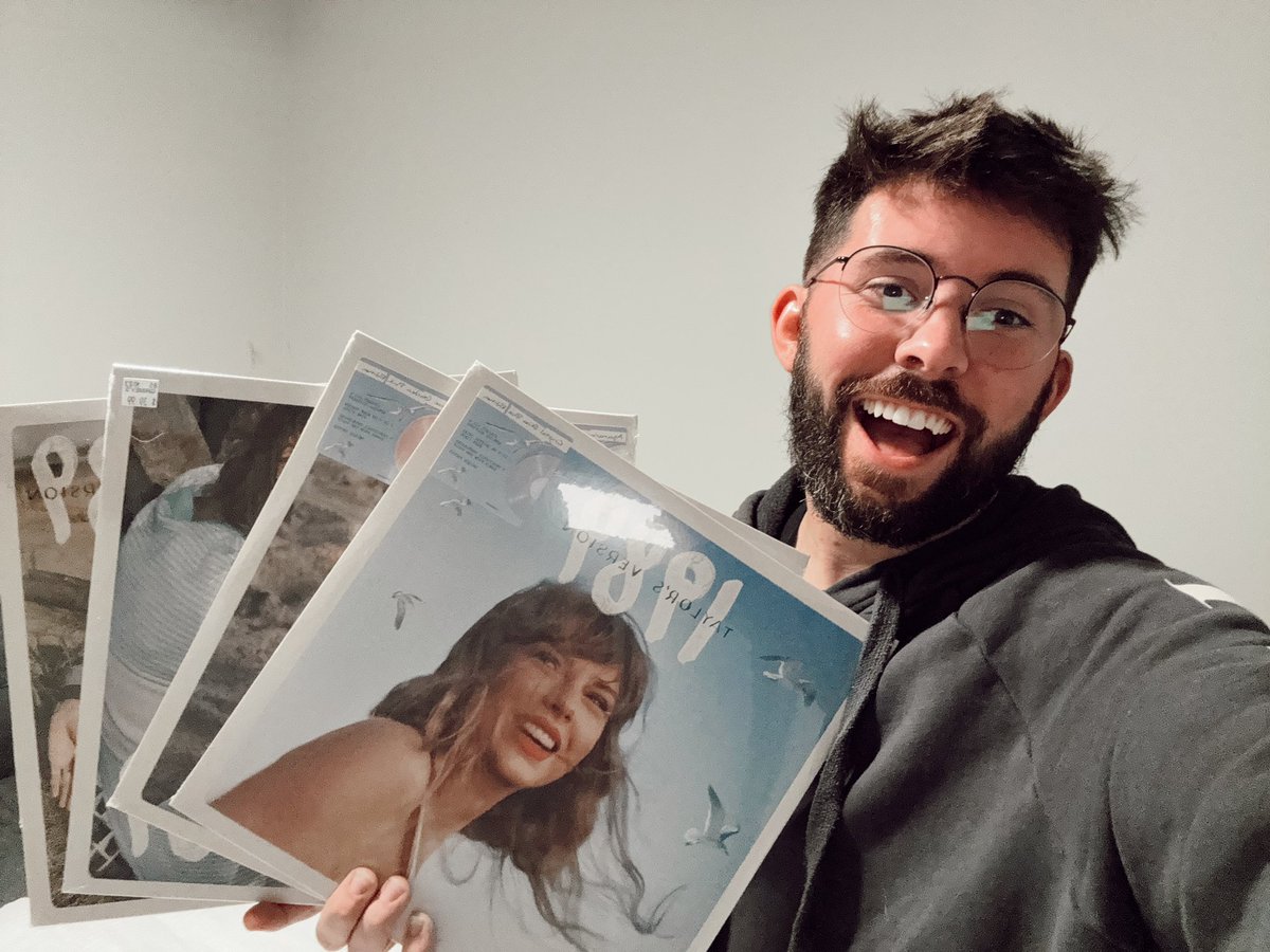 hunterh_1989's tweet photo. #1989TaylorsVersion will never go out of style!

Happy release day, us swifties are so proud of you! @taylorswift13 🩵 https://t.co/z137a2Fo7K