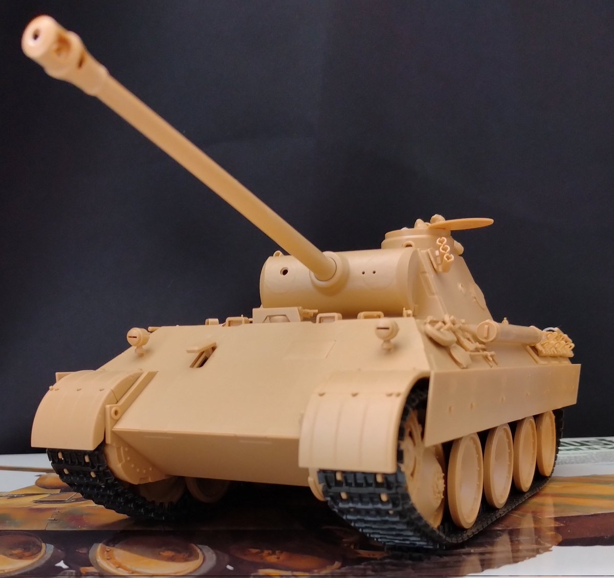plasticnya's tweet photo. 1/35 ミリタリーミニチュアシリーズ No.345ドイツ戦車 パンサーD型 完成〜。

いいねいいですね戦車。マズルブレーキの留具とか蝶ネジとかスモークディスチャージャーの凹とか、浅いモデラー泣かせだった部分が細かく再現されててニッコリ。作ってよかった。 #タミヤ 塗装しないプラスチックは美し。 https://t.co/L1rG0srUql