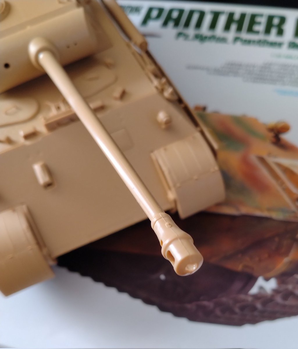 plasticnya's tweet photo. 1/35 ミリタリーミニチュアシリーズ No.345ドイツ戦車 パンサーD型 完成〜。

いいねいいですね戦車。マズルブレーキの留具とか蝶ネジとかスモークディスチャージャーの凹とか、浅いモデラー泣かせだった部分が細かく再現されててニッコリ。作ってよかった。 #タミヤ 塗装しないプラスチックは美し。 https://t.co/L1rG0srUql