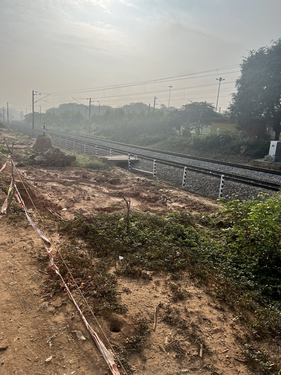 WF_Watcher's tweet photo. Quadrupling works being carried out between #Hoodi- Satellite Goods Terminal-#Whitefield. Pics are shared by a follower who preferred to stay anonymous. @SWRRLY @drmsbc #Bangalore #BSRP https://t.co/cW0BJHPzaT