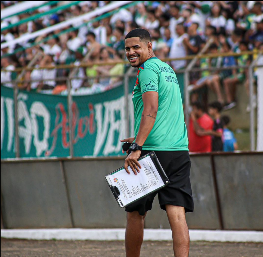 CentralUSJ's tweet photo. 🤝 Renovação no União São João!
Estamos felizes em anunciar que Rafael Bastos continuará conosco como auxiliar técnico para a série A3 de 2024. Sua dedicação e experiência serão essenciais para a nossa jornada. Juntos, somos mais fortes!💪⚽ #UniãoSãoJoão #Renovação #A32024 🟢⚪ https://t.co/y2GlGM3F43