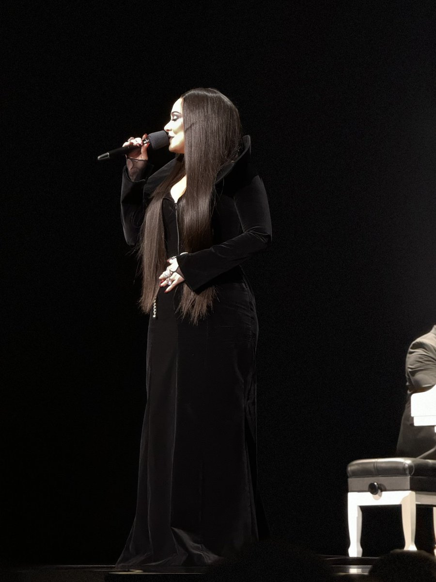 PopCrave's tweet photo. Adele dresses up as Morticia Addams for latest Vegas show. https://t.co/mWu0mUjfNG