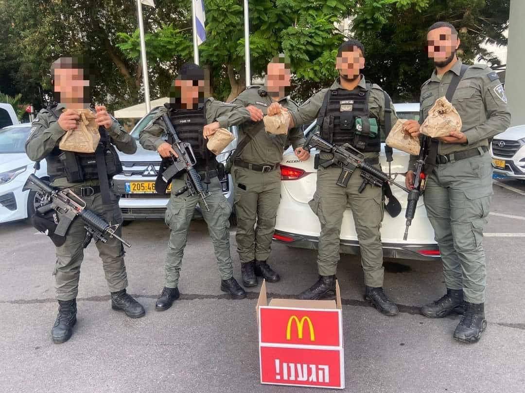 numanmazlan's tweet photo. Bantuan makanan dari McDonalds buat tentera penjajah Israel. https://t.co/tggng49wqD