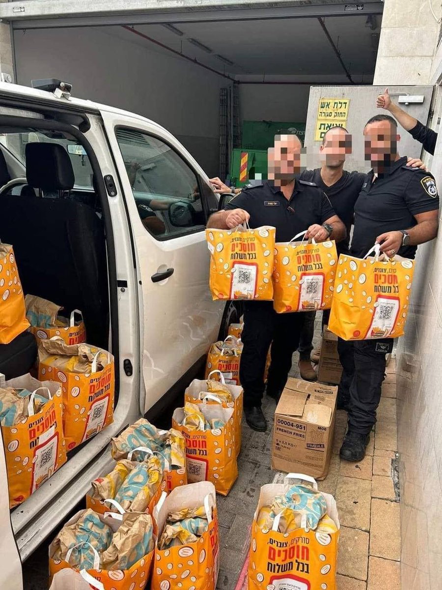 numanmazlan's tweet photo. Bantuan makanan dari McDonalds buat tentera penjajah Israel. https://t.co/tggng49wqD