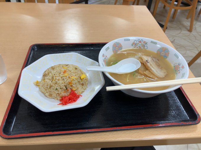 アクアイグニスでご飯食うの絶対無理だと思うので亀山PAで食べてく 