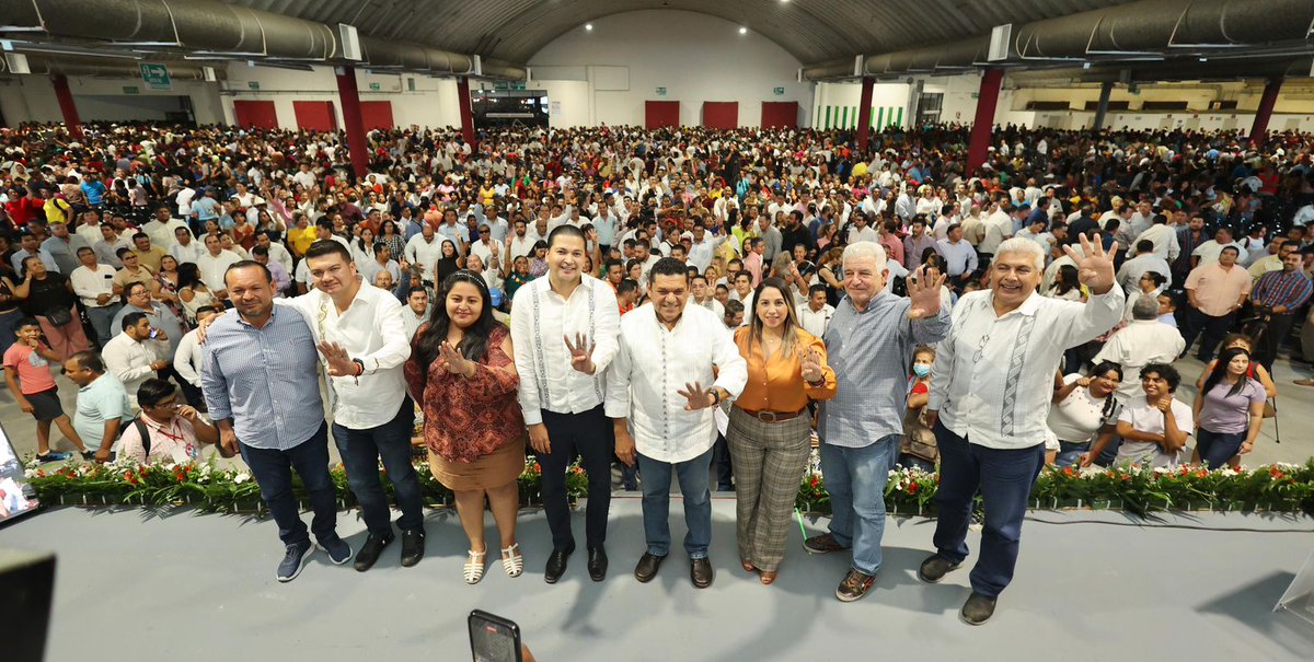 TabascoJavier's tweet photo. Felicito por su Segundo Informe Legislativo a mi amigo y compañero el diputado @JORGEBRACA, a quien acompañamos con mucho gusto en su rendición de cuentas frente al pueblo. https://t.co/5aLQu7CuuT
