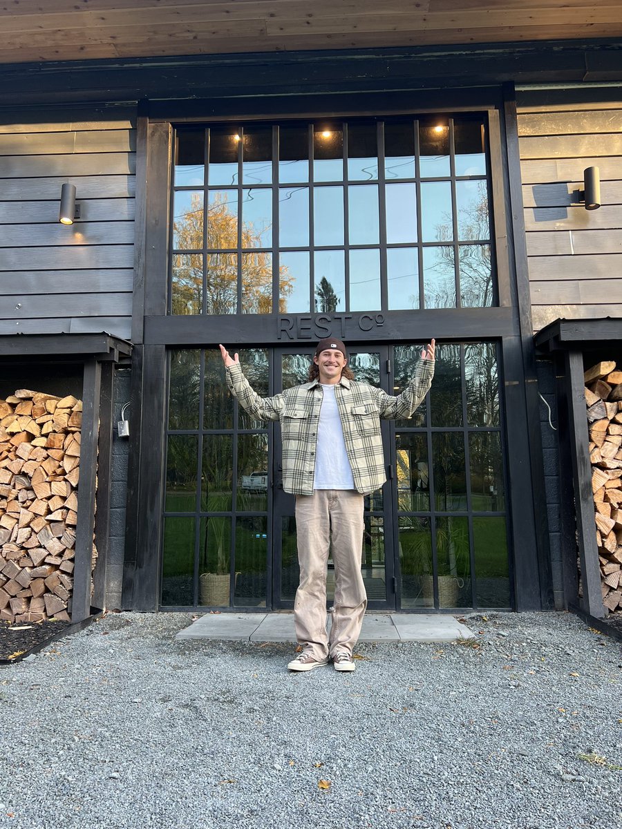 MrFourToEight's tweet photo. Mama, I fucking did it. I bought a hotel! I told you I would. Crying while I write this.

You woke up to go to work at 3:30am for 35 years.

Now you’ll never have to work another day in your life. My turn to take care of you. https://t.co/QrCQ2r1CJI