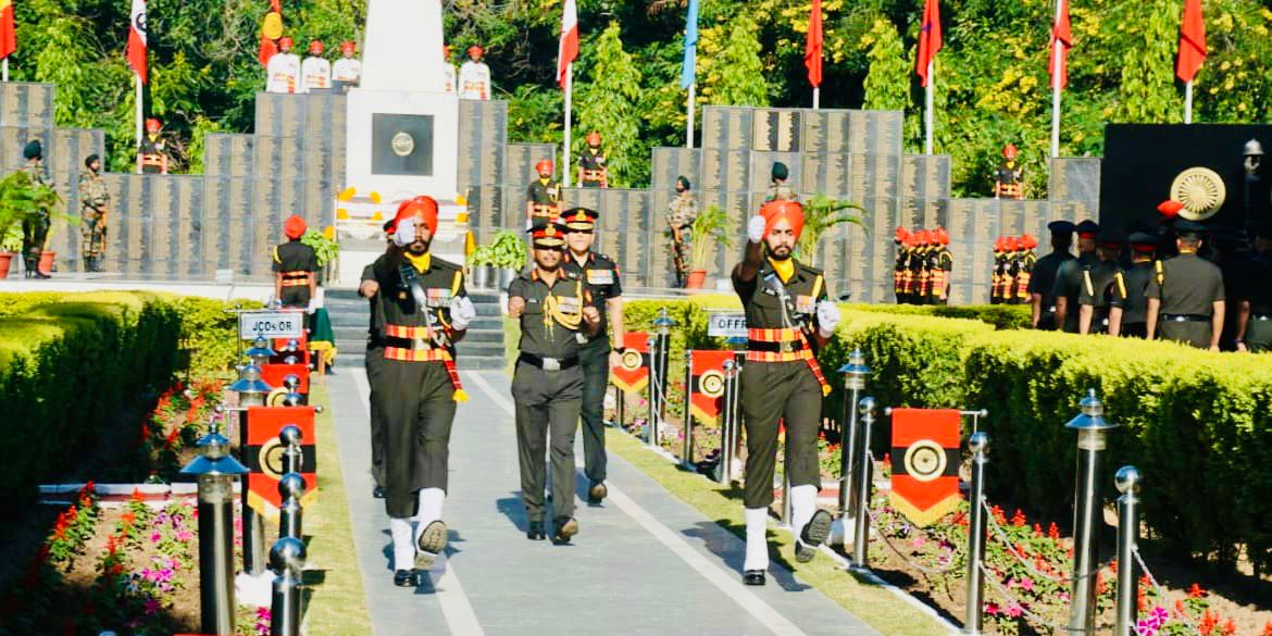 Lt Gen Manoj Kumar Katiyar #ArmyCommander #WesternCommand laid a solemn wreath at #VeerSmriti in remembrance of all Infantrymen who made the supreme sacrifice in the line of duty. 

#RegtlEthosLifeFullOfPride
#InfantryDay
@adgp
#WeCare