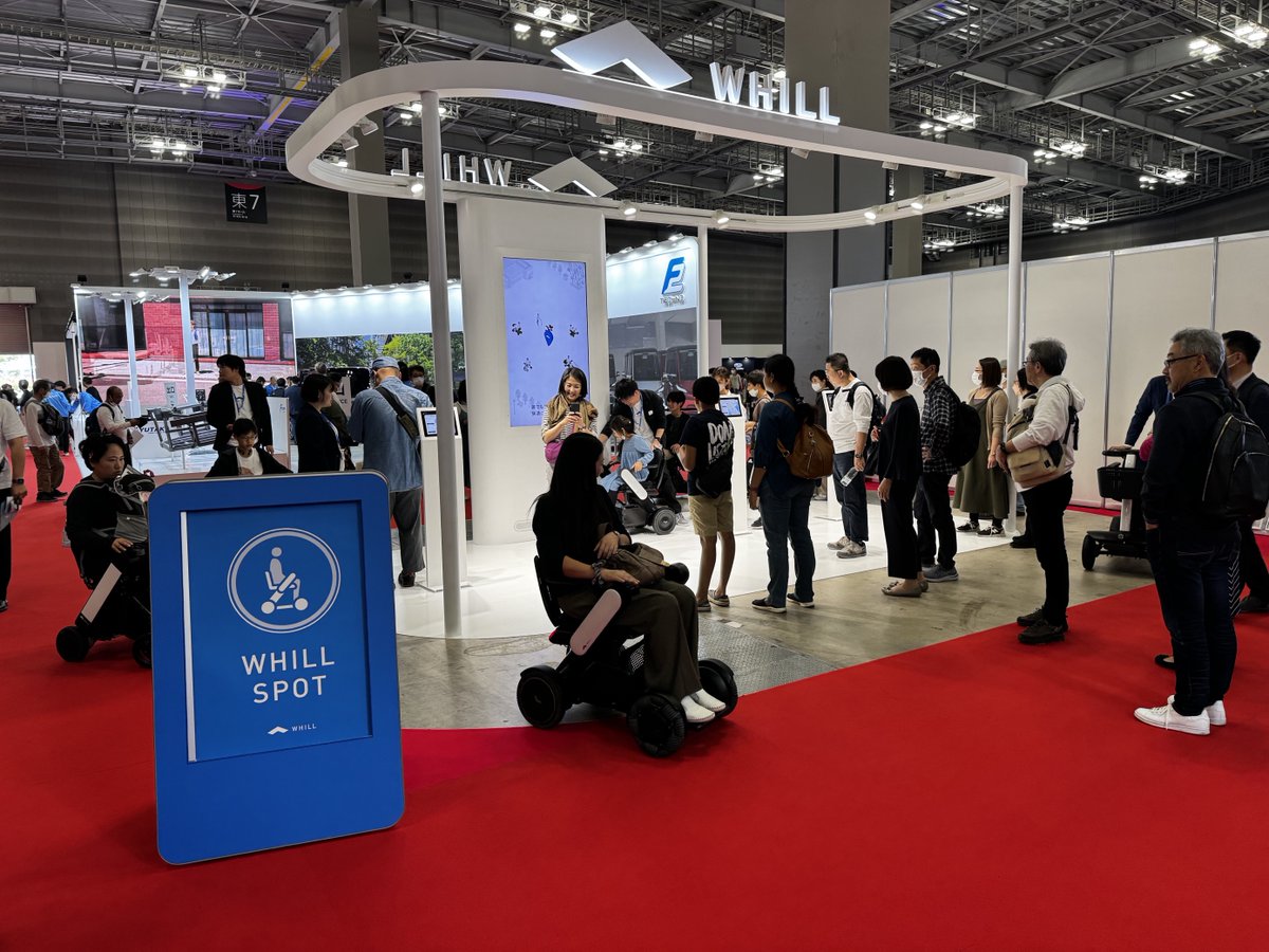 WHILLJapan's tweet photo. WHILLブースもWHILL SPOTも多くの方で賑わいを見せています！
快適な移動サービスとして説明や注意事項をお伝えした上で、WHILLを貸し出しております。会場内には多くの方もいらっしゃいます。皆様が気持ちよく楽しめるよう、WHILLご乗車中は周囲の状況も見ながら安全第一のご利用をお願いいたします😌 #JMS2023
