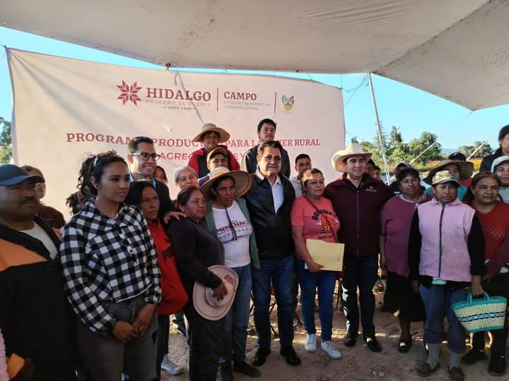 MemoOlivares_'s tweet photo. Me siento muy orgulloso de regresar a mi tierra #Doxey en #Tlaxcoapan en donde junto con el titular de agricultura, Napoleón González Pérez, y el subsecretario de infraestructura, Jorge Alberto Reyes Hdez  entregamos apoyos a mujeres productoras de flores de Cempasúchil. https://t.co/rY4bIf1pHi