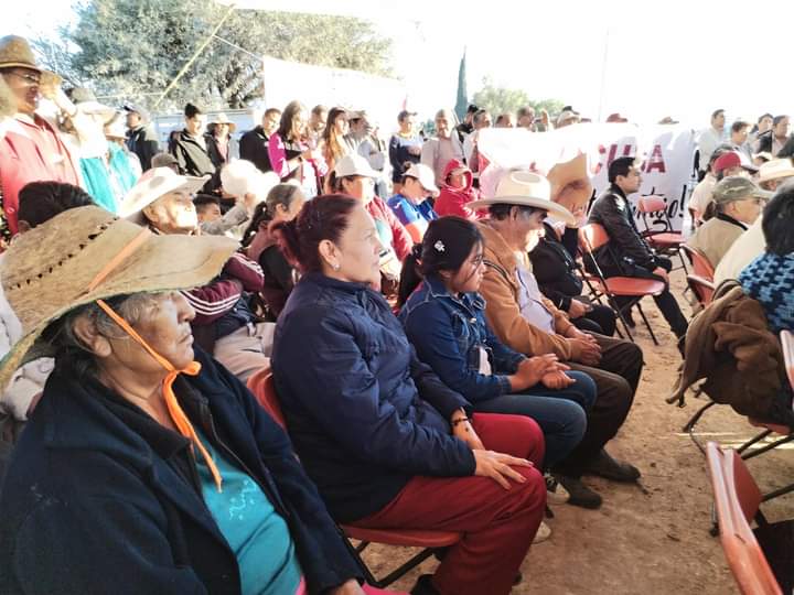 MemoOlivares_'s tweet photo. Me siento muy orgulloso de regresar a mi tierra #Doxey en #Tlaxcoapan en donde junto con el titular de agricultura, Napoleón González Pérez, y el subsecretario de infraestructura, Jorge Alberto Reyes Hdez  entregamos apoyos a mujeres productoras de flores de Cempasúchil. https://t.co/rY4bIf1pHi