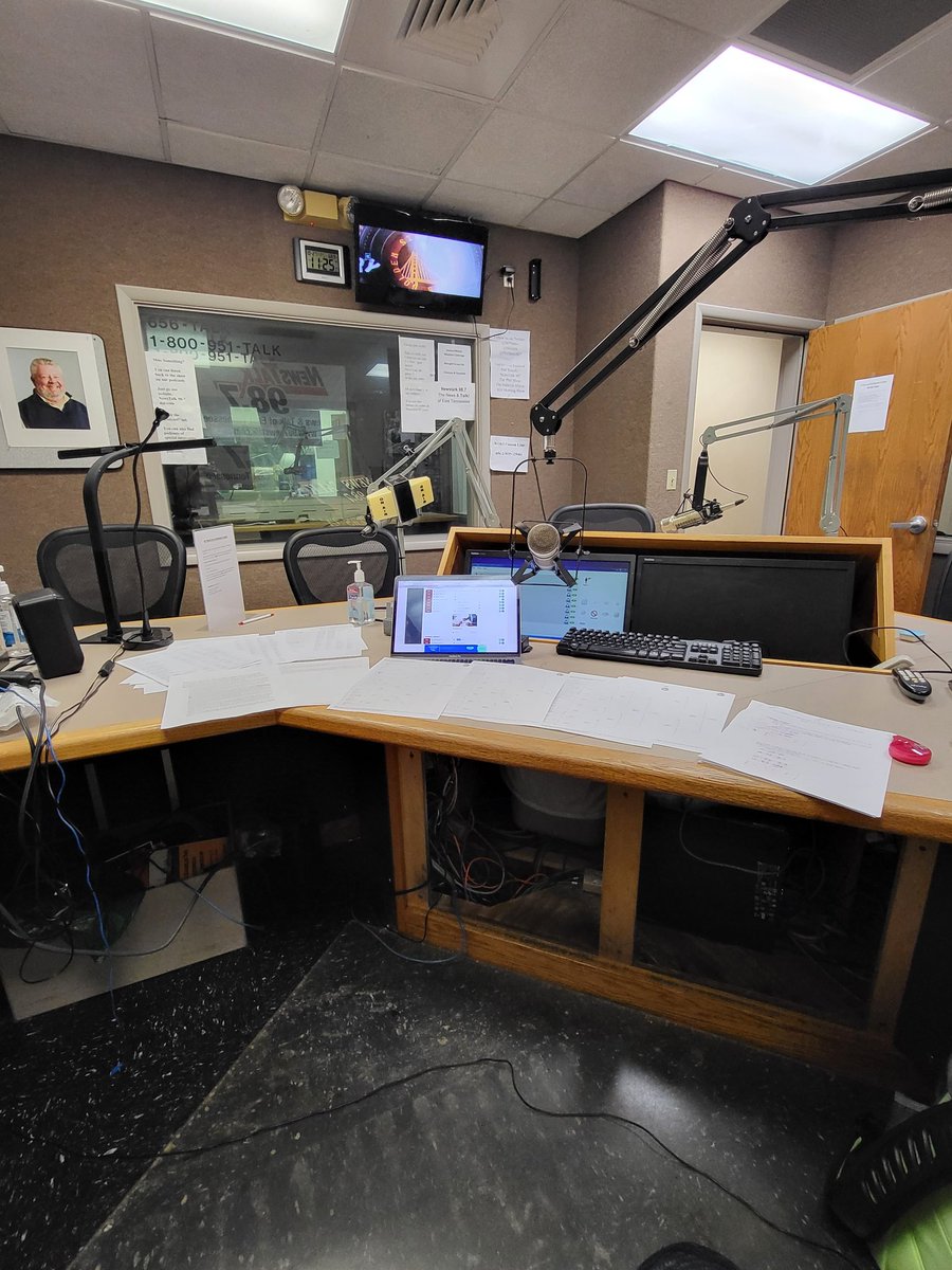 Sam_FormanWNML's tweet image. I think I may have learned a thing or 2 from @JimmyHyams...or picked up a habit or 2. 
@SportsAnimal991