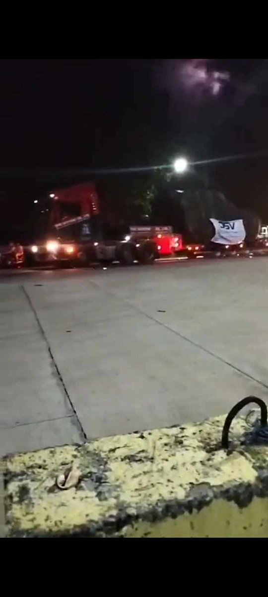 DefensePitz's tweet image. Video: Another community member has shared to us the delivery of the Sabrah Tanks to the Philippine Army from Elbit Systems Ltd of Israel. This comes with 18 units MMBT, 1 command unit, and 1 recovery unit.

#PDA #PitzDefAnalysis #PhilippineArmy #SabrahTank #ElbitSystemsLtd