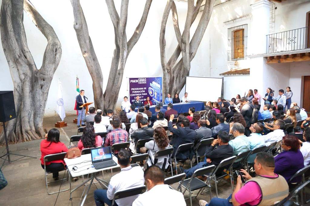 FElectoralOax's tweet photo. En la inauguración del Programa de Formación de Paz y Seguridad en Oaxaca, que realizó el Fiscal Bernardo Rodríguez Alamilla, de @FISCALIA_GobOax  personal de @FElectoralOax participará en diplomados uso de tecnologías de la información que fortalezcan procesos de investigación. https://t.co/AZ0CF10GcT