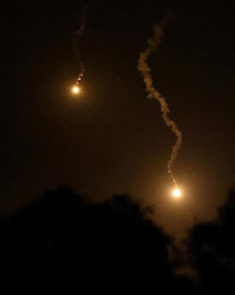 AbretPro's tweet photo. The violent Israeli bombardment of the Gaza Strip continues, communications and electricity cut off 

استمرار القصف الإسرائيلي العنيف على قطاع غزة مع انقطاع الاتصالات والكهرباء

#starlinkforgaza 
🇵🇸🇵🇸🇵🇸🇵🇸🇵🇸🇵🇸🇵🇸 https://t.co/yaes9pMzAG