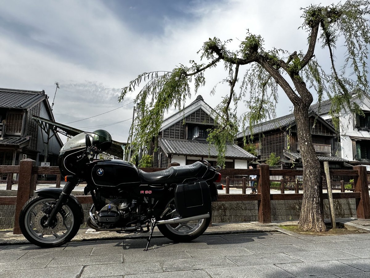 sr_raionmaru's tweet photo. エモいバイクとエモい街(笑)
#佐原
#千葉県佐原市
#張子 変なチーバくん
#矢印の木
#r80
#ohv
#bmwr69s
#r69s
#ミュンヘナー
#Myunhener
#münchener
#アールズフォーク
#キック始動
#nostalgicmotorcycle
#エモいバイク
#Earlesfork
#Kickstart
#nostalgicbike
#classicbike https://t.co/0yP65Wg5o5