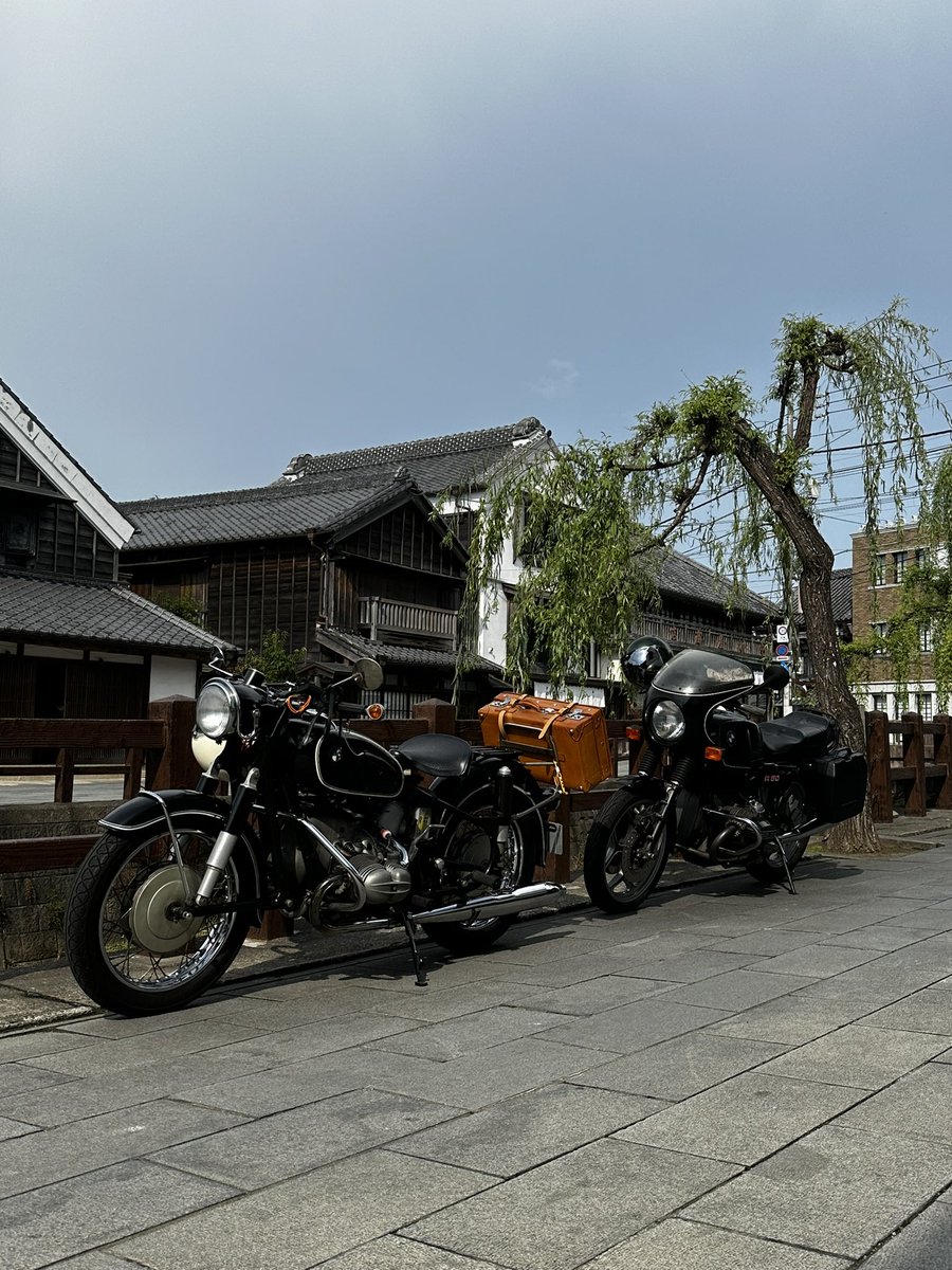 sr_raionmaru's tweet photo. エモいバイクとエモい街(笑)
#佐原
#千葉県佐原市
#張子 変なチーバくん
#矢印の木
#r80
#ohv
#bmwr69s
#r69s
#ミュンヘナー
#Myunhener
#münchener
#アールズフォーク
#キック始動
#nostalgicmotorcycle
#エモいバイク
#Earlesfork
#Kickstart
#nostalgicbike
#classicbike https://t.co/0yP65Wg5o5