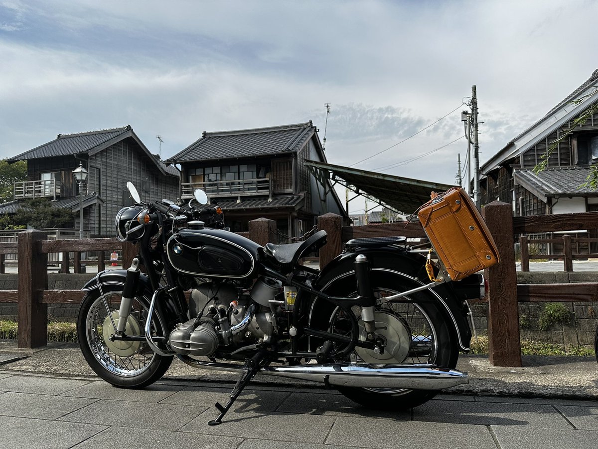 sr_raionmaru's tweet photo. エモいバイクとエモい街(笑)
#佐原
#千葉県佐原市
#張子 変なチーバくん
#矢印の木
#r80
#ohv
#bmwr69s
#r69s
#ミュンヘナー
#Myunhener
#münchener
#アールズフォーク
#キック始動
#nostalgicmotorcycle
#エモいバイク
#Earlesfork
#Kickstart
#nostalgicbike
#classicbike https://t.co/0yP65Wg5o5