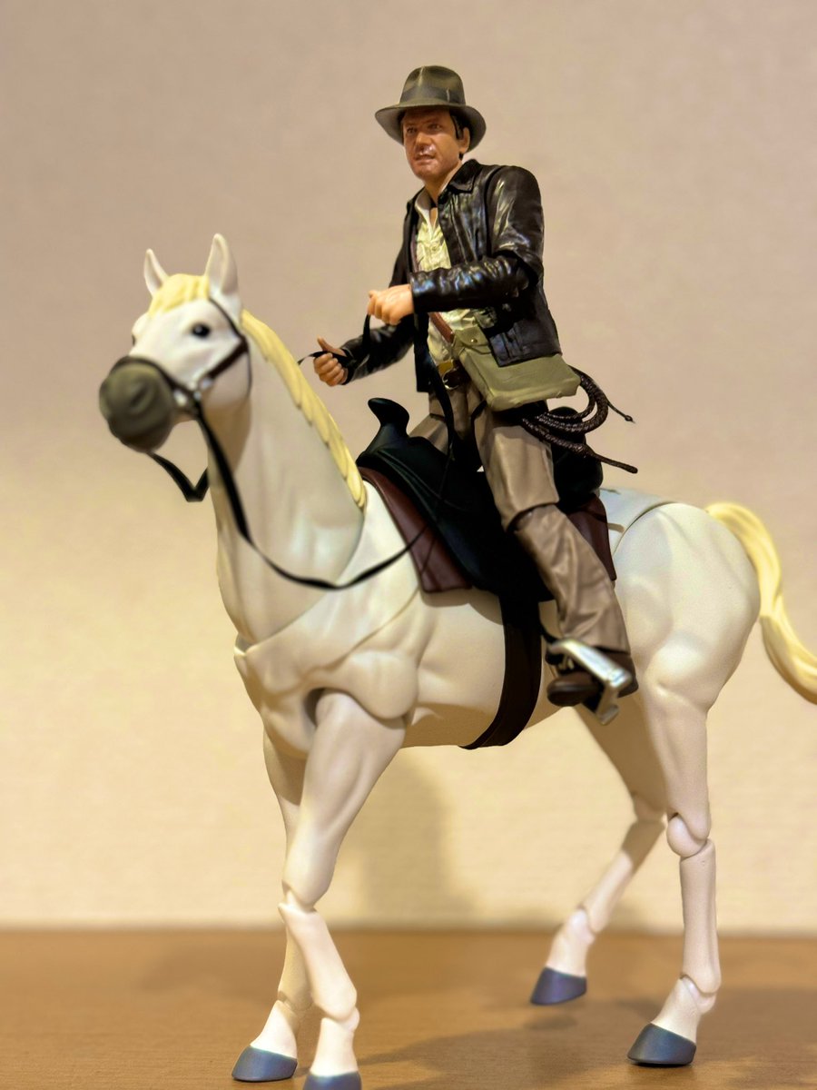 フィギュアーツの
インディジョーンズ開封。
忙してちゃんと触れないけど、
すごくいい出来。最高すぎる。
インディには馬ってことで
figmaの馬も準備してたけどバッチリ！