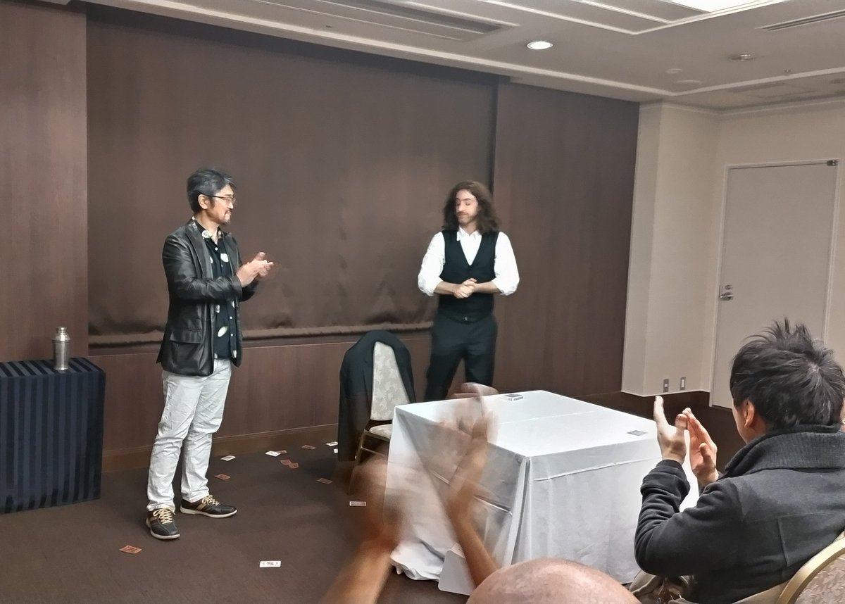 TANISHI_magic's tweet image. Shane Cobalt Live 大阪を観てきました。素敵なホテルの一室にて贅沢な時間が流れ、厳かな雰囲気のなか客席からは感嘆の溜息が。ショー中でも撮影可のアナウンスがありましたが、みな写真もメモも取らず目に焼き付けてた感じ。終演後にスリーショットいただきました。
#シェーン・コバルト来日イベント