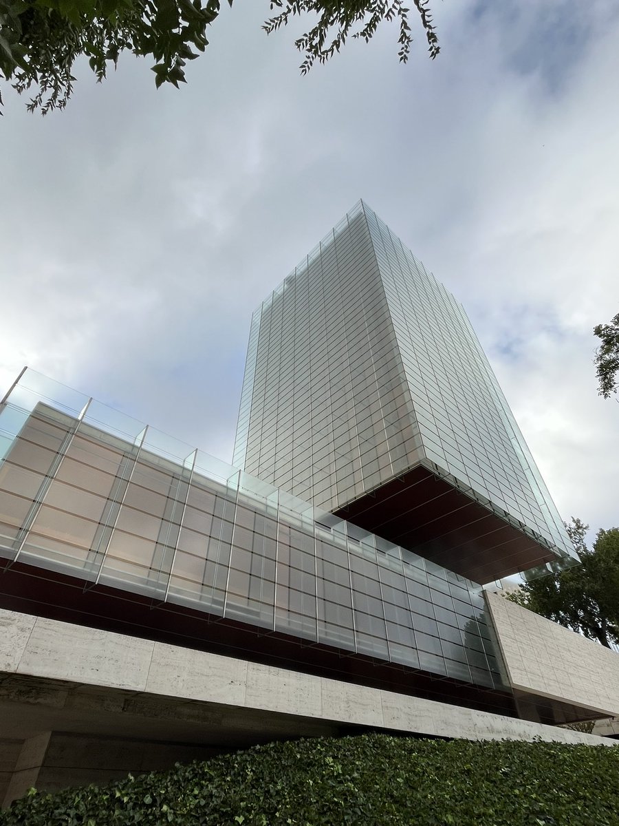 Siempre me encantó este edificio. Para los que no somos ni ingenieros ni arquitectos, está rozando el milagro.