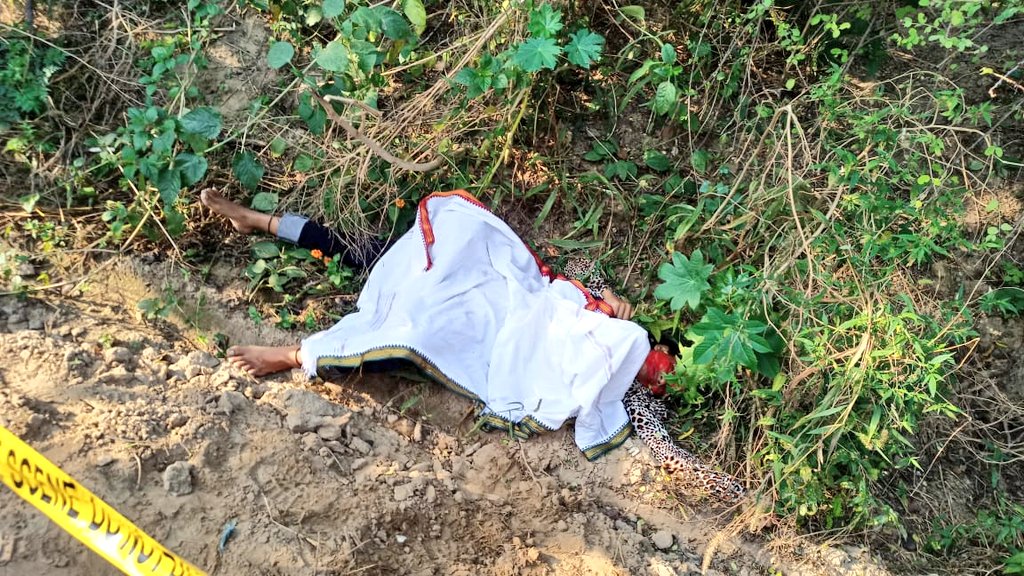 NigarNawab's tweet image. इस तस्वीर को देखिए 

यूपी के एटा में नदी किनारे एक बेटी का शव मिला है। पेट में लोहे की रॉड मिली है !