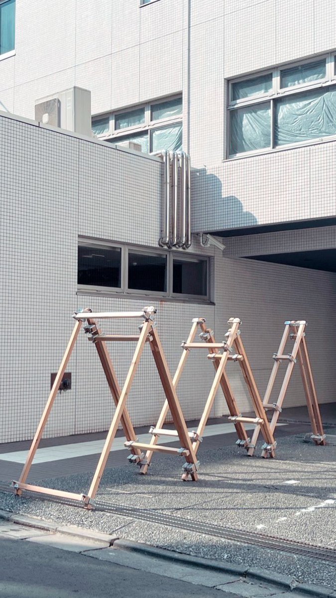 mfthreekingdom's tweet photo. 大阪中之島図書館の展示用に作成した折り畳み式つな木ユニットを、渋谷の北谷公園で今日明日開催中のJINNAN MARKETにて展開中。
今日はポスター掲示、明日はここに古着をかけてフリーマーケットを開催予定だそうなのでお時間ある方は是非見に来てください。 https://t.co/mvvojYfVqT