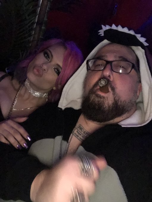 Didn&rsquo;t take enough selfies with my Own phone.  But great seeing @destinycruzxxx &amp; @KendraColeXXX https://t<a href="/tag/comedy"class="tags"><span>#comedy</span></a><a href="/tag/drinking"class="tags"><span>#drinking</span></a><a href="/tag/podcast"class="tags"><span>#podcast</span></a><a href="/tag/malort"class="tags"><span>#malort</span></a>