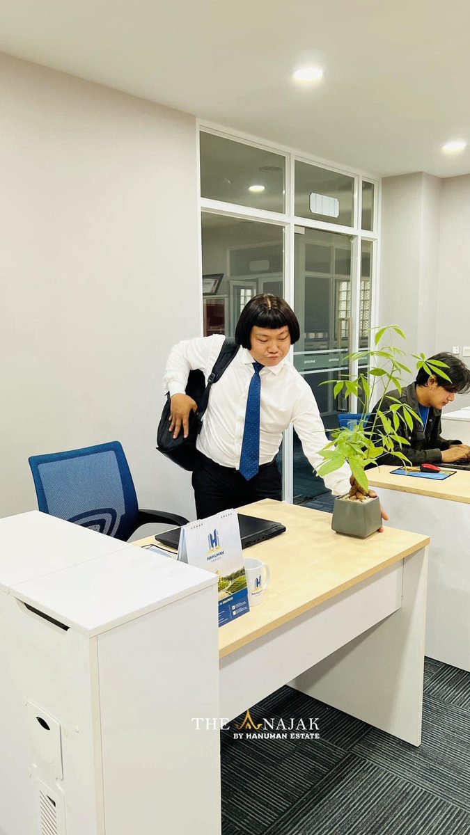 txtfrombrand's tweet photo. Kalian pasti punya temen kantor yang mejanya harus ada tanamannya https://t.co/X1c6gOmBWr