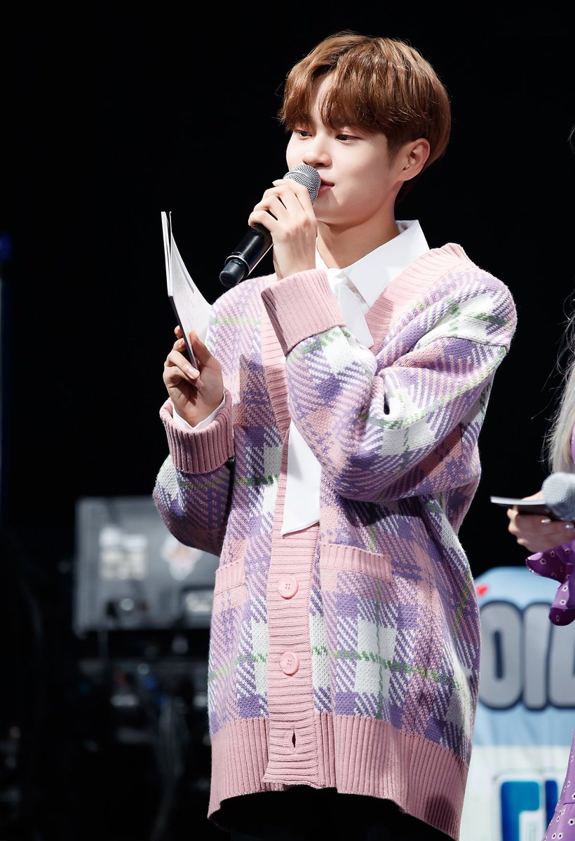 @athalIara ㅤ
ㅤ
Riuh tepuk tangan menggema; mengisi kekosongan di seluruh venue, tak lupa dengan teriakan para penggemar ketika melihat idolanya di depan mata. Dengan gempar, Shoto pun juga ikut bertepuk tangan dengan cara menepuk cue card pada lengannya.

ㅤ