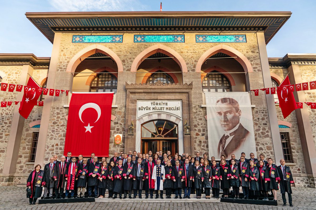 necdetunuvar's tweet photo. Ankara Üniversitesi Senatosu olarak bugün üniversitemiz tarihine fevkalade önemli bir not düştük.

Cumhuriyetimizin 100. Yılında Cumhuriyetin ilk üniversitesi olan  Ankara Üniversitesinin [@AnkaraUni] 618. Senato Toplantısını Üniversitemizin kuruluş kararının alındığı II. TBMM binasında gerçekleştirdik.

Değerli Ankara Üniversitelilere çok teşekkür ediyor, Cumhuriyetimizin 100. yılını kutluyorum.