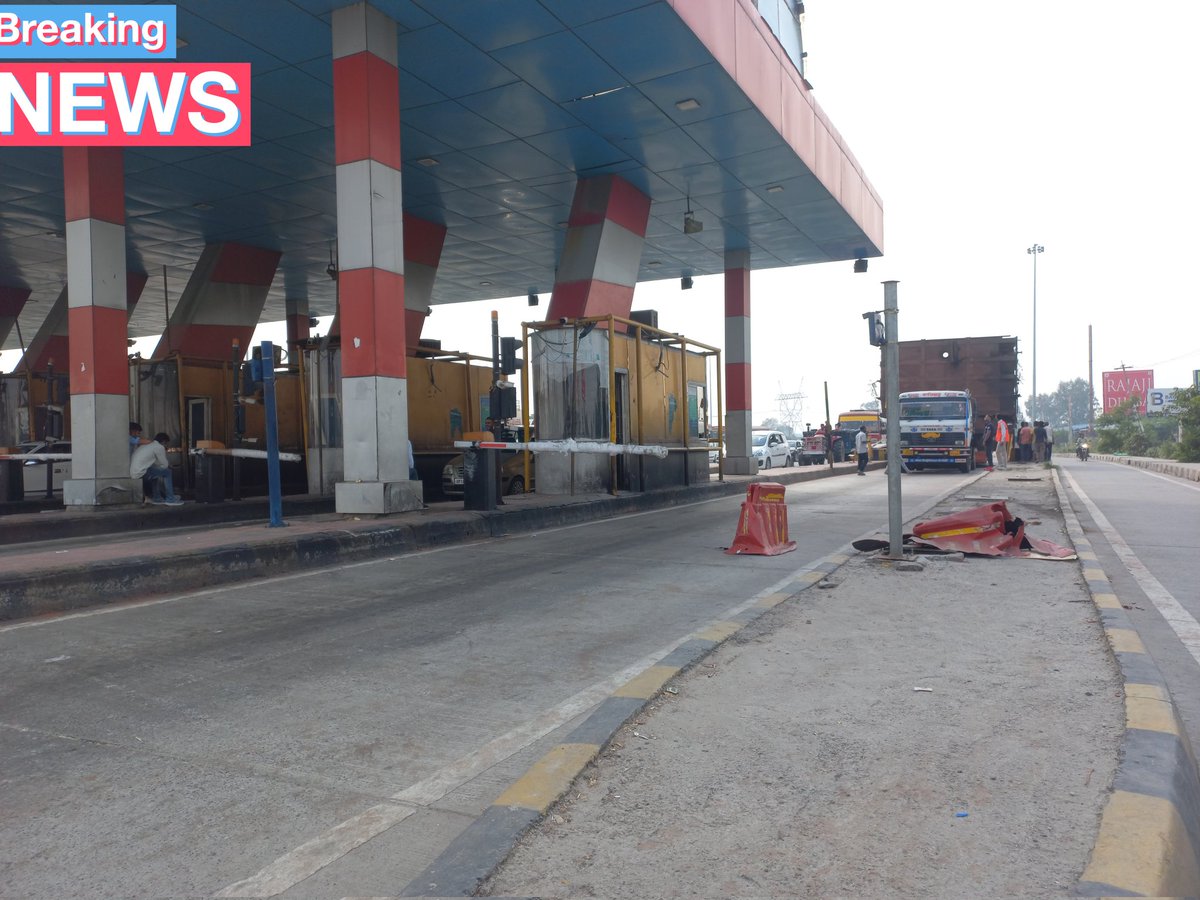 पिलखुआ। छिजारसी टोल प्लाजा पर फसी ओवरलोड ट्रक, टोलकर्मियों से चली नोक झोंक के बाद रोकी गई गाड़ी। <a href="/NHAI_Official/">NHAI</a> <a href="/Uppolice/">UP POLICE</a>