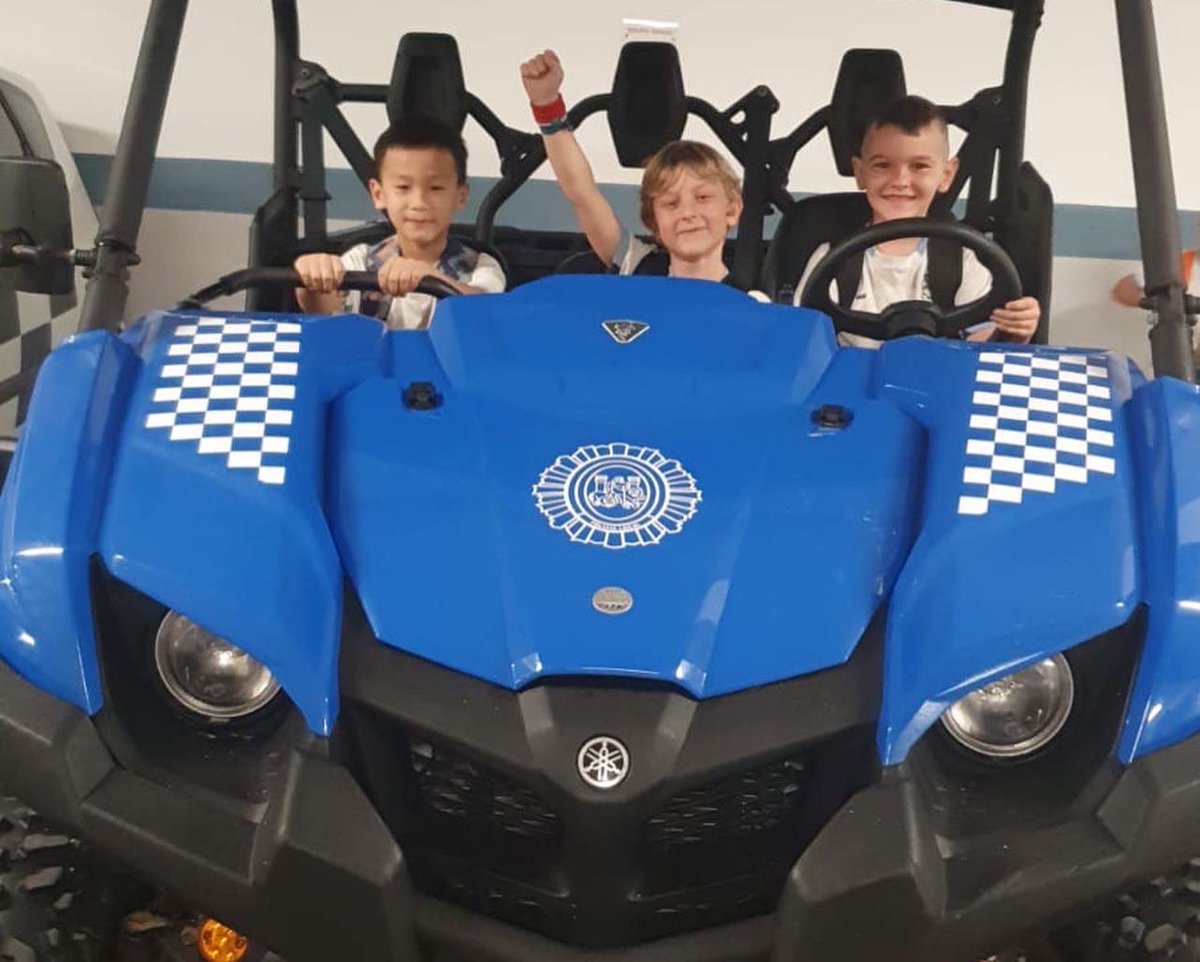 El entusiasmo inundó a nuestro alumnado de primer ciclo de primaria mientras visitaban las instalaciones de la Policía Local 🚓 y los Bomberos 🚒 de Cádiz.
Agradecemos enormemente a ambas fuerzas de seguridad por su dedicación en enseñarnos y protegernos.👮🏽‍♂️👩🏼‍🚒
