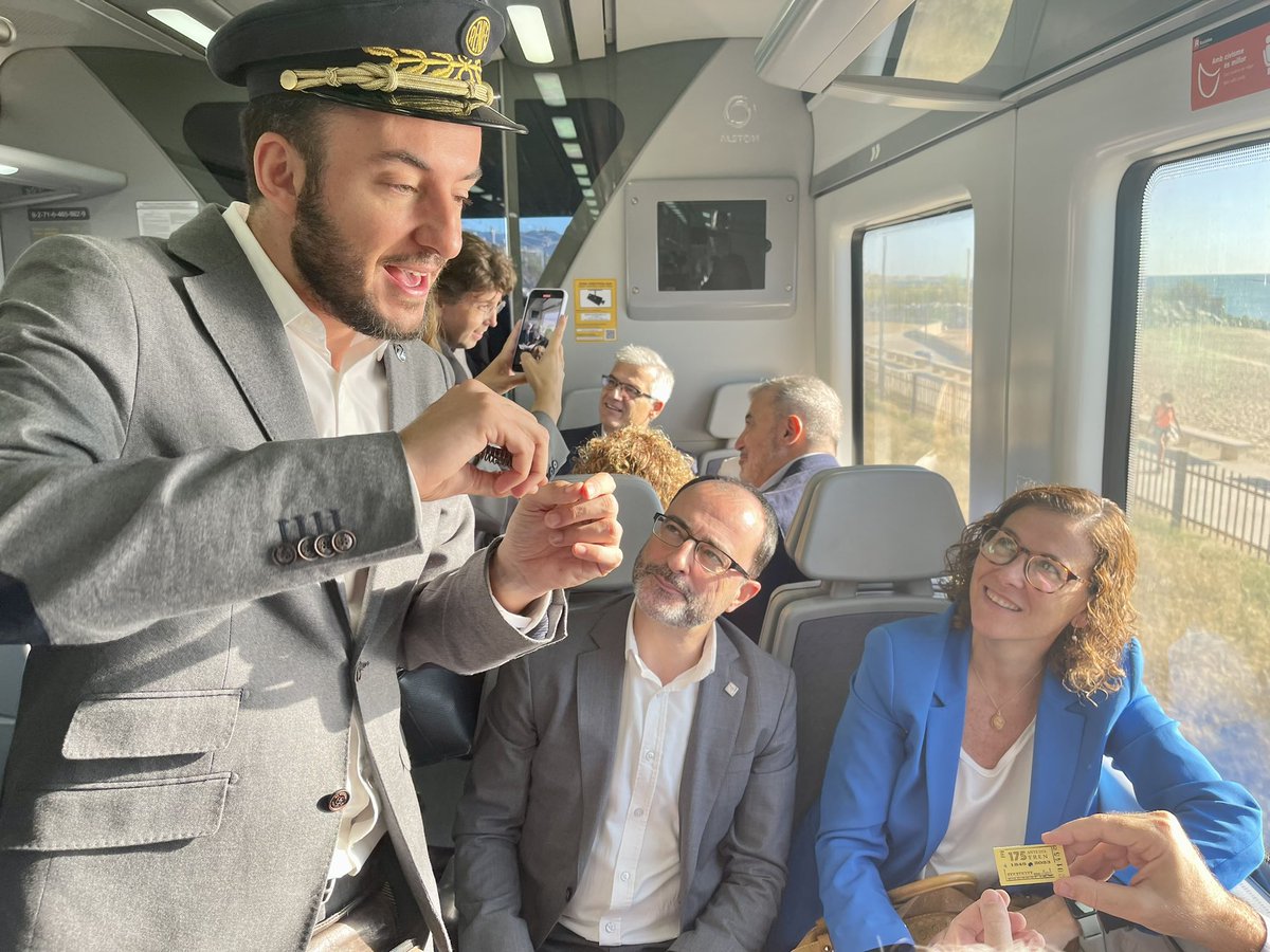ccmaresme's tweet photo. Ens traslladem al  28 d'octubre de 1848 i iniciem viatge en tren Barcelona-Mataró.
El revisor controla que tothom porti bitllet. #175tren https://t.co/2bEKkqFNlE