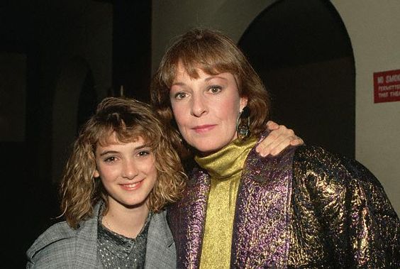 VassosF's tweet image. 15-year-old Winona and birthday girl Jane Alexander at the Square Dance premiere, 1987.❤️ #HappyBirthday #JaneAlexander #SquareDance #WinonaRyder #throwback