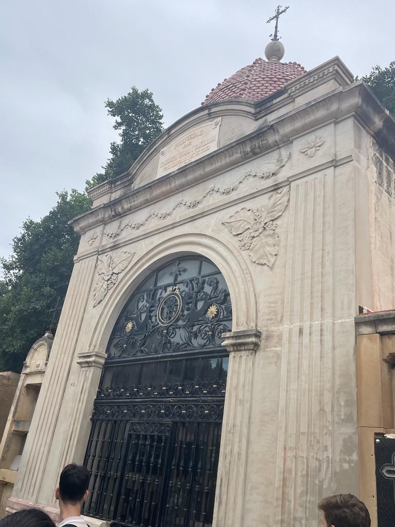 BioSorJosefa's tweet photo. Ahir els alumnes de 2on de Bat del #Ieslassumpció vam poder gaudir d’una eixida didàctica al cementeri d’Elx .Hem pogut aprendre una mica més sobre els personatges i els esdeveniments de la nostra estimada ciutat. #GentdElx #Elx #Historia @tallerhistoria2 https://t.co/q8OXg37OIm