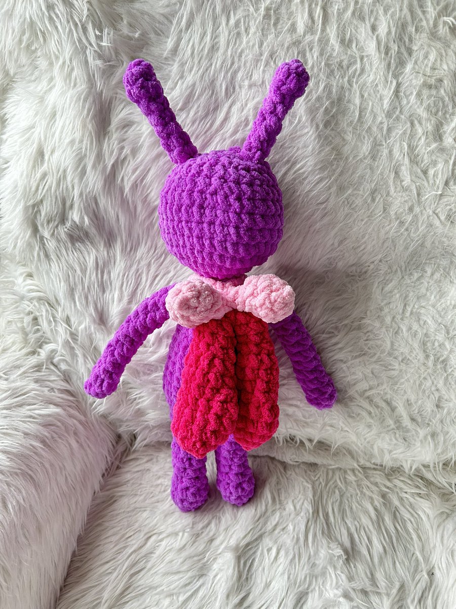 Sorry I’ve been away so long and don’t want to get into the blah blah of what’s been happening. My crochet continues and I have so much to share with you. Starting with this wonderful little creation. Pattern is by ravenandjade on Etsy and this is their “Bitsy” pattern. #crochet