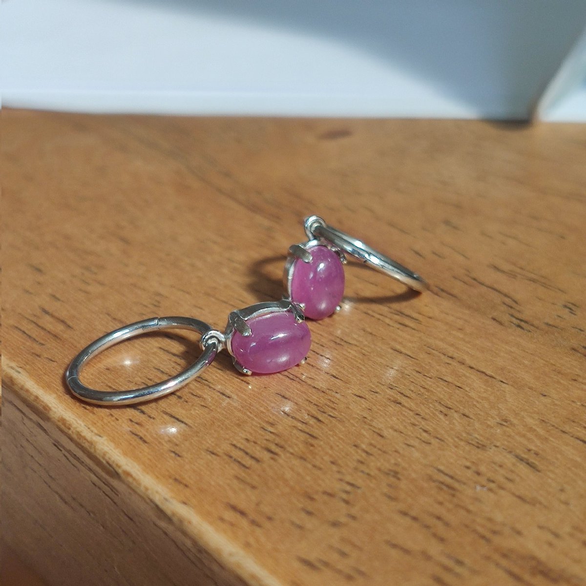 vo_taro's tweet photo. .@kenkengems で買ったルビーのカボション5×7を貴和製作所の石枠6×8にはめてフープピアスに通しただけのハンドメイド😌ロマンを感じて非加熱ルビーにしたけど、鮮やかすぎず使いやすいのも気に入った！ https://t.co/hrhPiCBdOM
