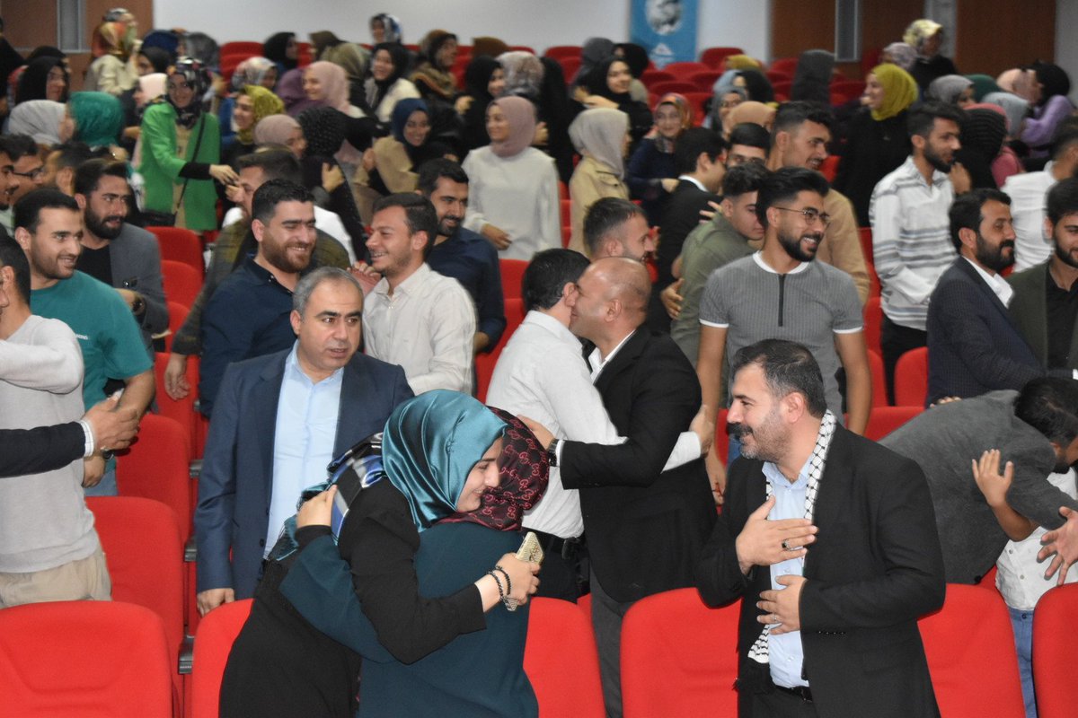 rezzakaslanli's tweet photo. Samimiyetle, muhabbetle heyecanımızı kaybetmeden Şanlıurfa gençliği için canla başla çalışan teşkilat mensuplarımızla Genişletilmiş ilçe teşkilat buluşmasında bir aradayız. https://t.co/egWgiEI8Zv
