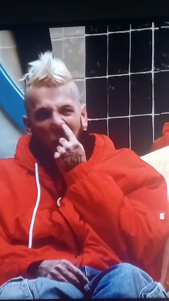 brukyna's tweet image. Toda la razón es más divertido estar todo el día sacándote mocos, es que os encantan los mocos jajajaja

#GHVIP280