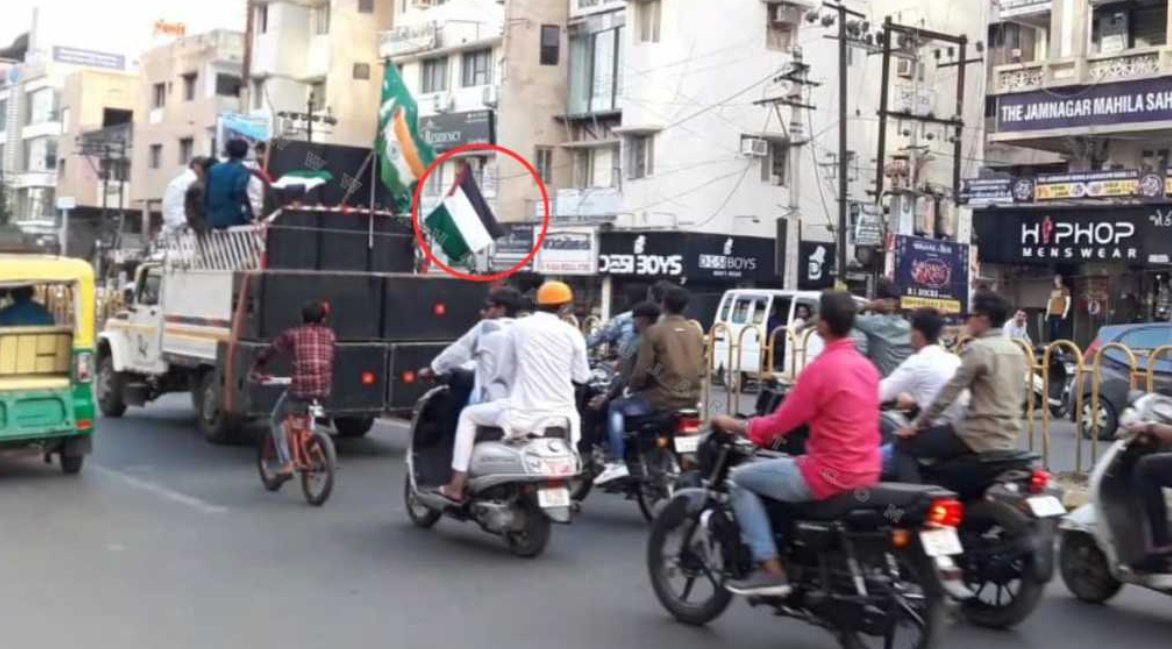 Two vehicles with Palestine flags detained by Police in Jamnagar