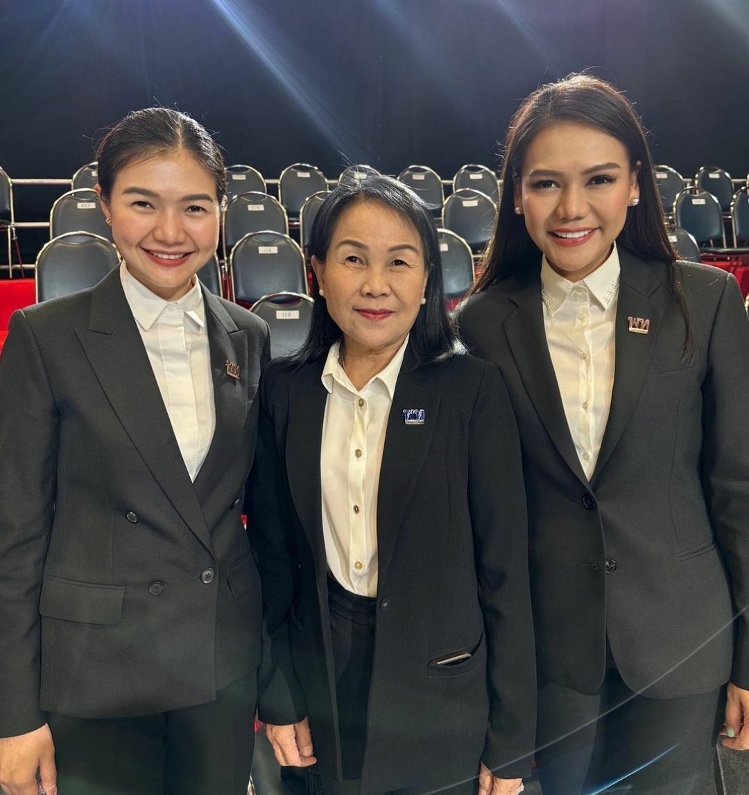 เลือก1ได้ถึง3 ความน่ารักของบ้านสินธุไพร จะมีคุณแม่เอมอรคอยสนับสนุนเป็นเบื้องหลัง เป็นทีมงามให้ลูกสาวทั้งสองเสมอ🙏❤️