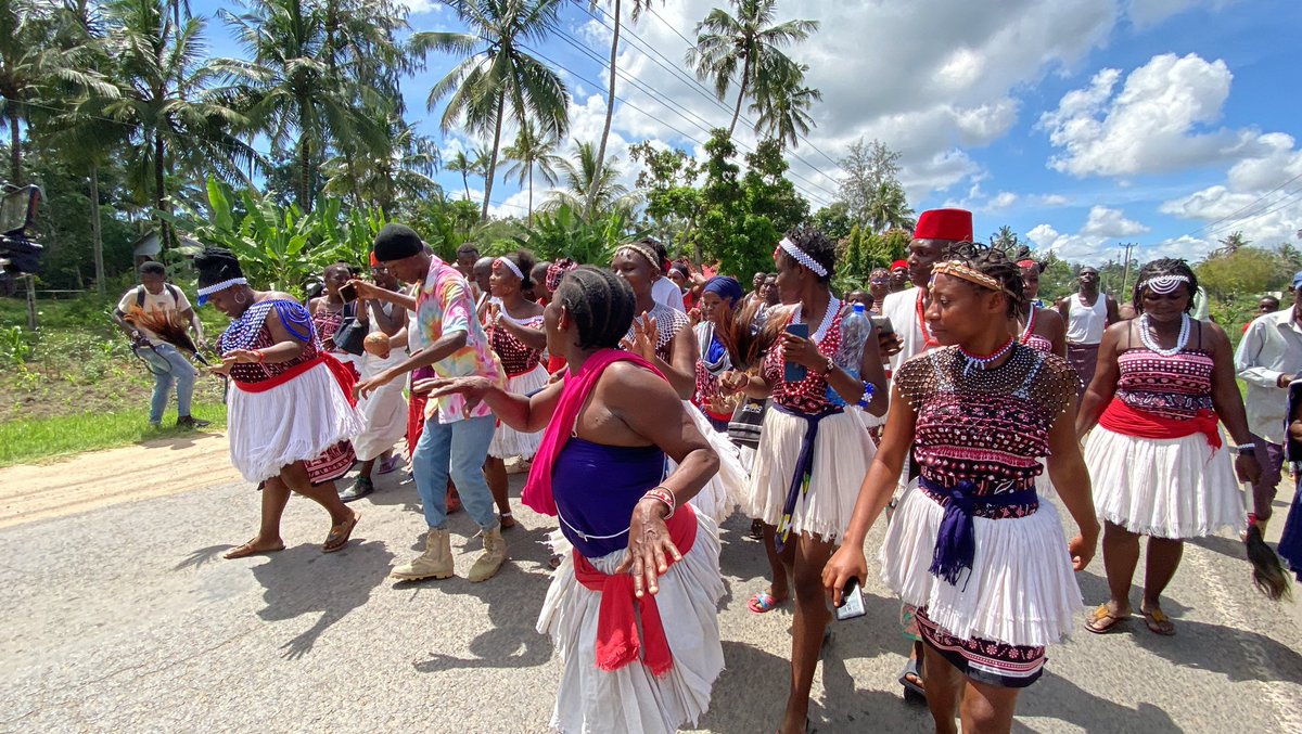 JukwaaArts's tweet photo. As we celebrate the #Rabai New Year, we are participating in the showcase of a #traditional Rabai wedding ceremony. The procession has left the bride’s home and we are escorting her to her matrimonial home.
@ignite_ea
#ChimidziMidzi
#Culture
#LearnItKnowItKeepIt https://t.co/D9sB384yxY